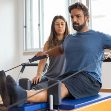 “Movimientos armónicos” El Pilates enfatiza la importancia de realizar movimientos armónicos, suaves y fluidos, evitando tensión o rigidez innecesarias en el cuerpo.